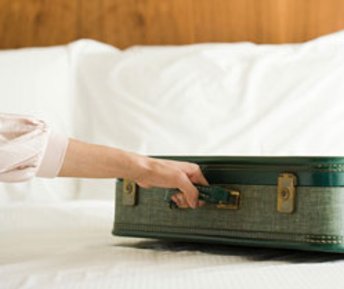 Hand und Koffer, © IS2 / photocase.de