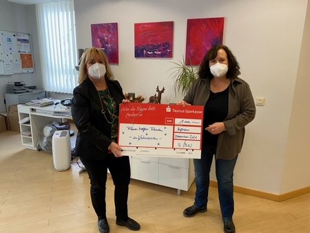 Spendenscheck der Stiftung der Taunussparkasse